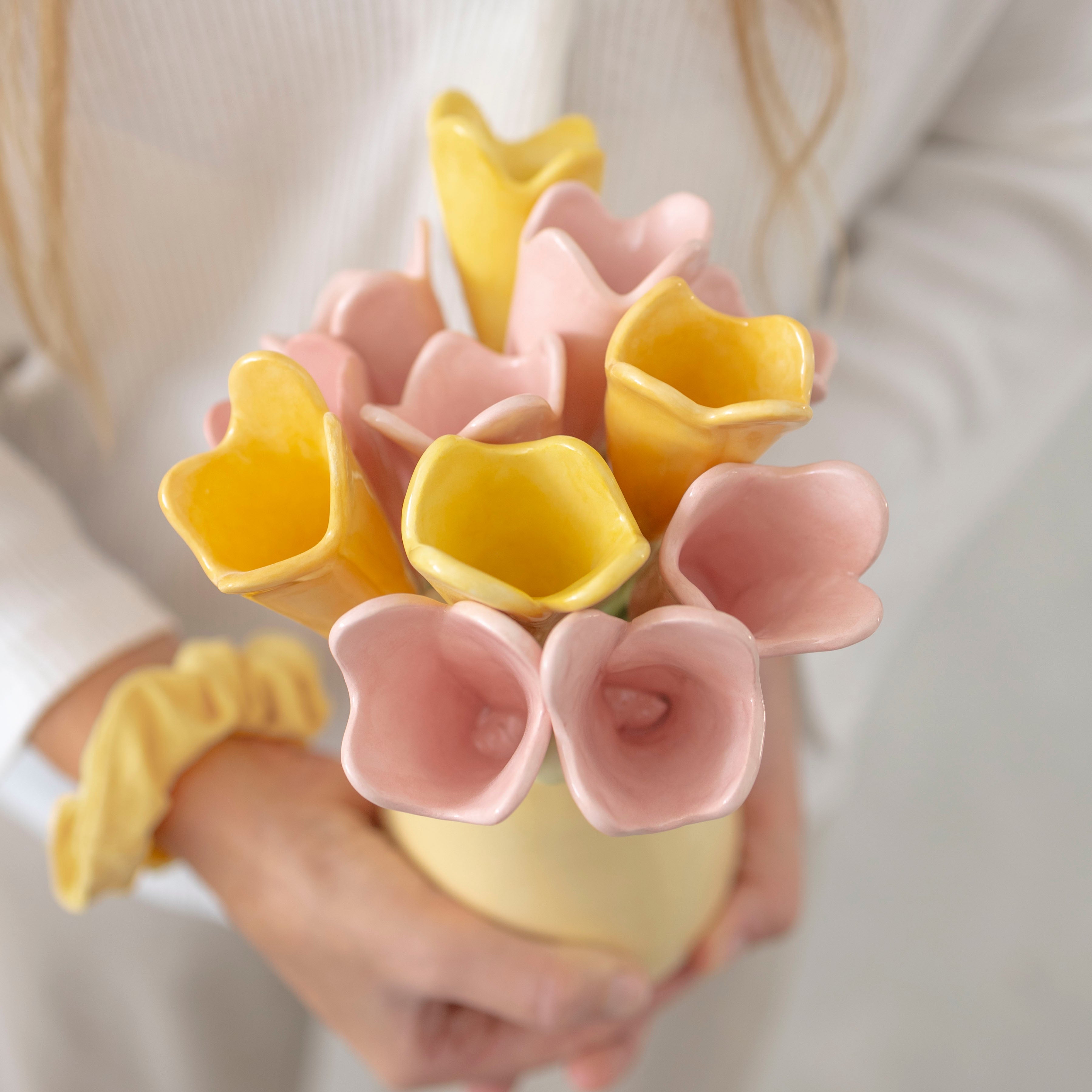 flores decorativas, tulipanes rosas, amarillos y naranjas, flores de cerámica como regalo original y duradero