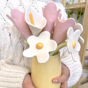 ramo de flores con tulipanes, margaritas y lirios o calas