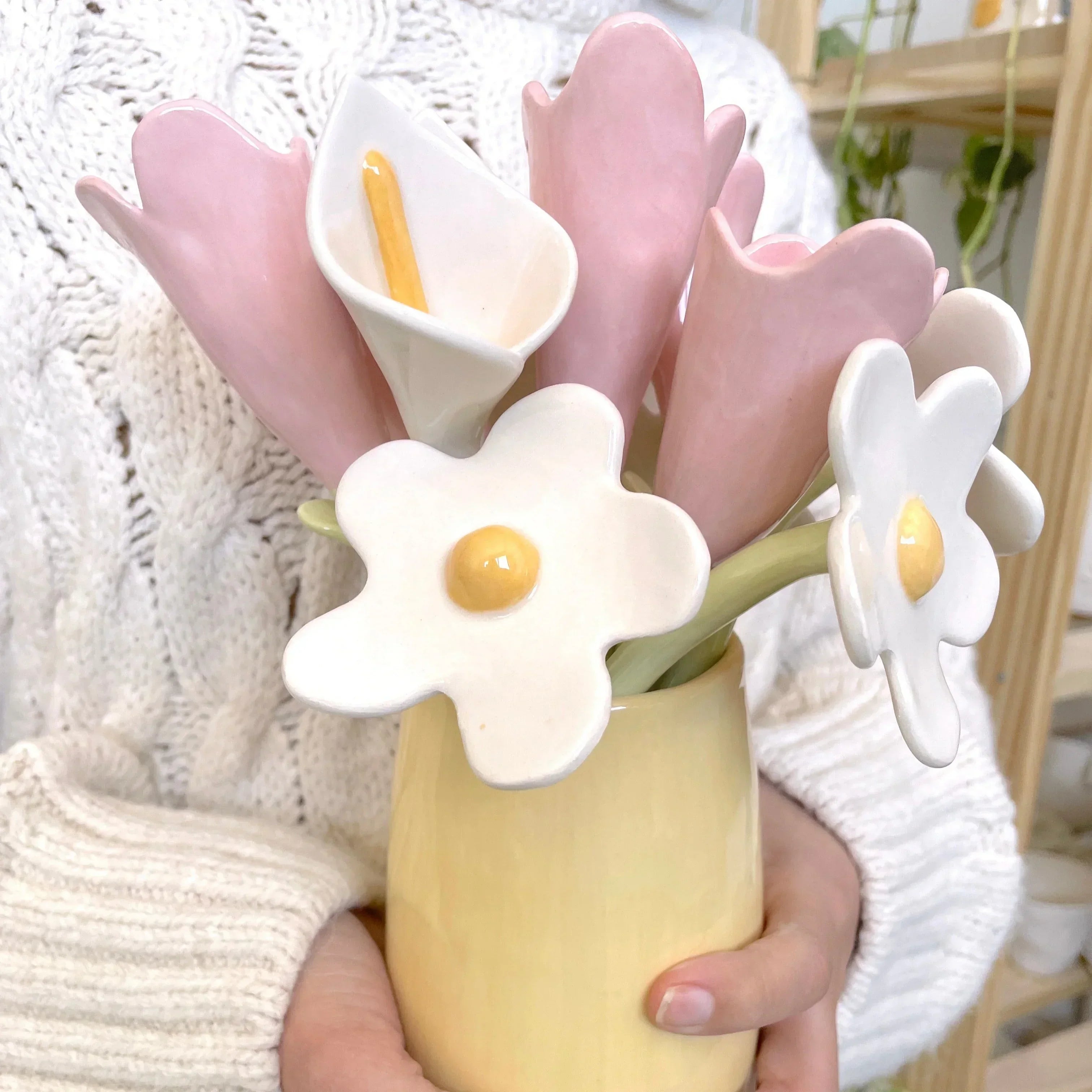 ramo de flores con tulipanes, margaritas y lirios o calas