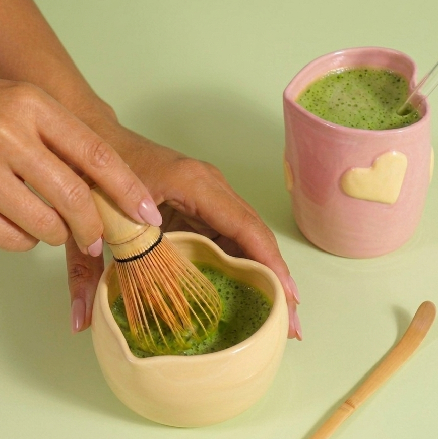 set para matcha con bowl y vaso en forma de corazón en rosa pastel y amarillo mantequilla