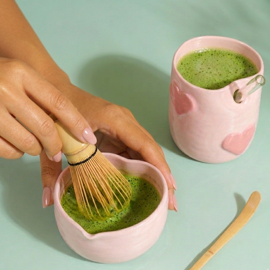 set de matcha con vaso y bowl con forma de corazón en rosa pastel 