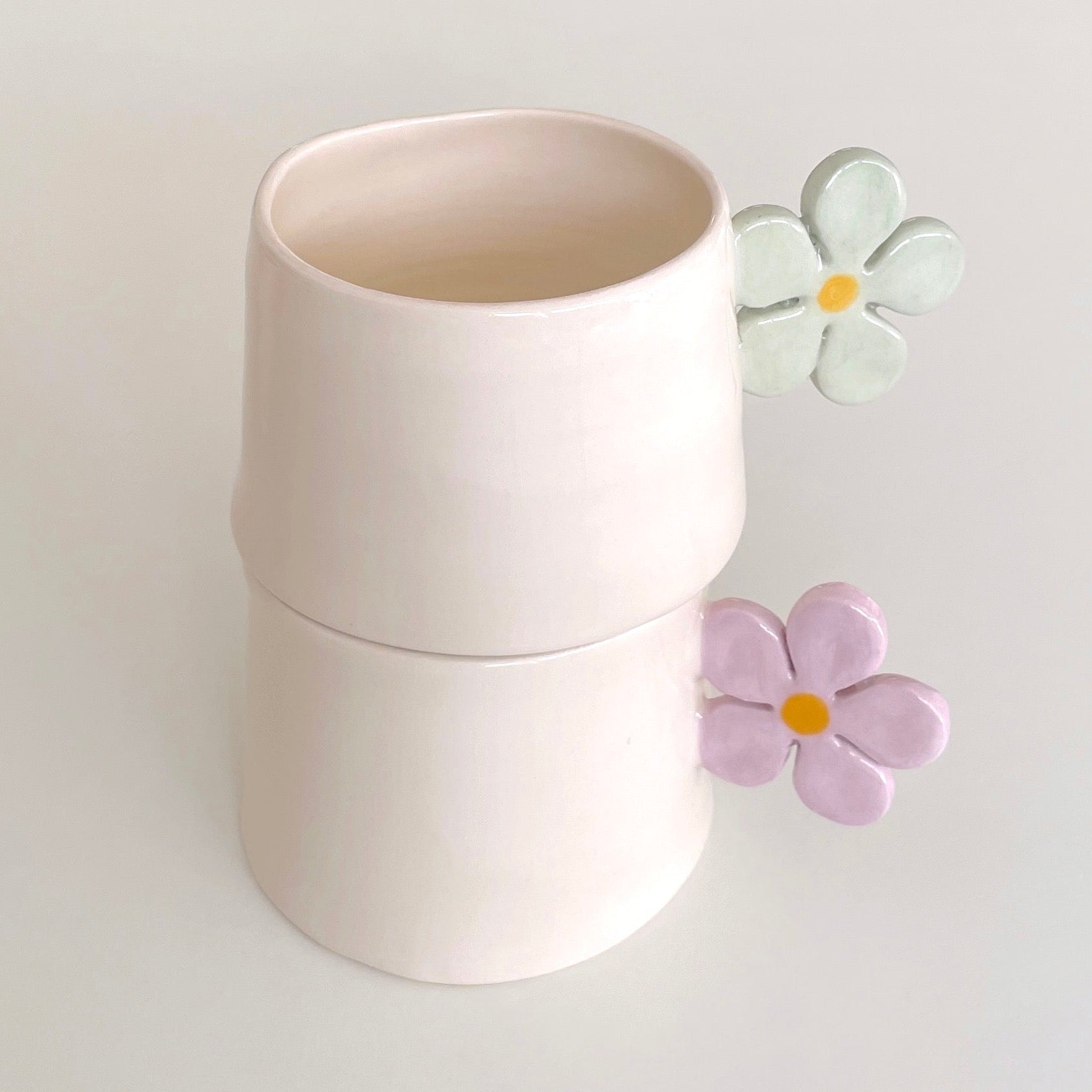 taza de cerámica hecha a mano con asa de corazón en tonos pastel