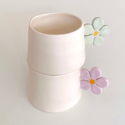 taza de cerámica hecha a mano con asa de corazón en tonos pastel