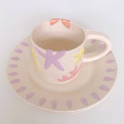 Taza de cerámica hecha a mano inspirada en el mar. Con relieves de estrellas, corales y formas orgánicas 