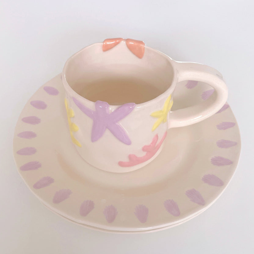 Taza de cerámica hecha a mano inspirada en el mar. Con relieves de estrellas, corales y formas orgánicas 