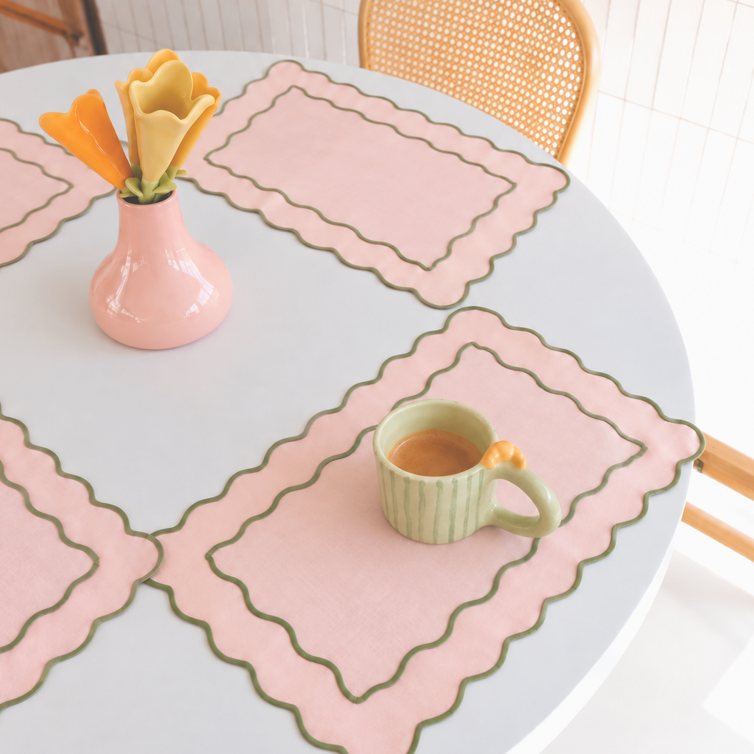 taza con asa de croissant de cerámica hecha a mano en color verde pastel con rayas
