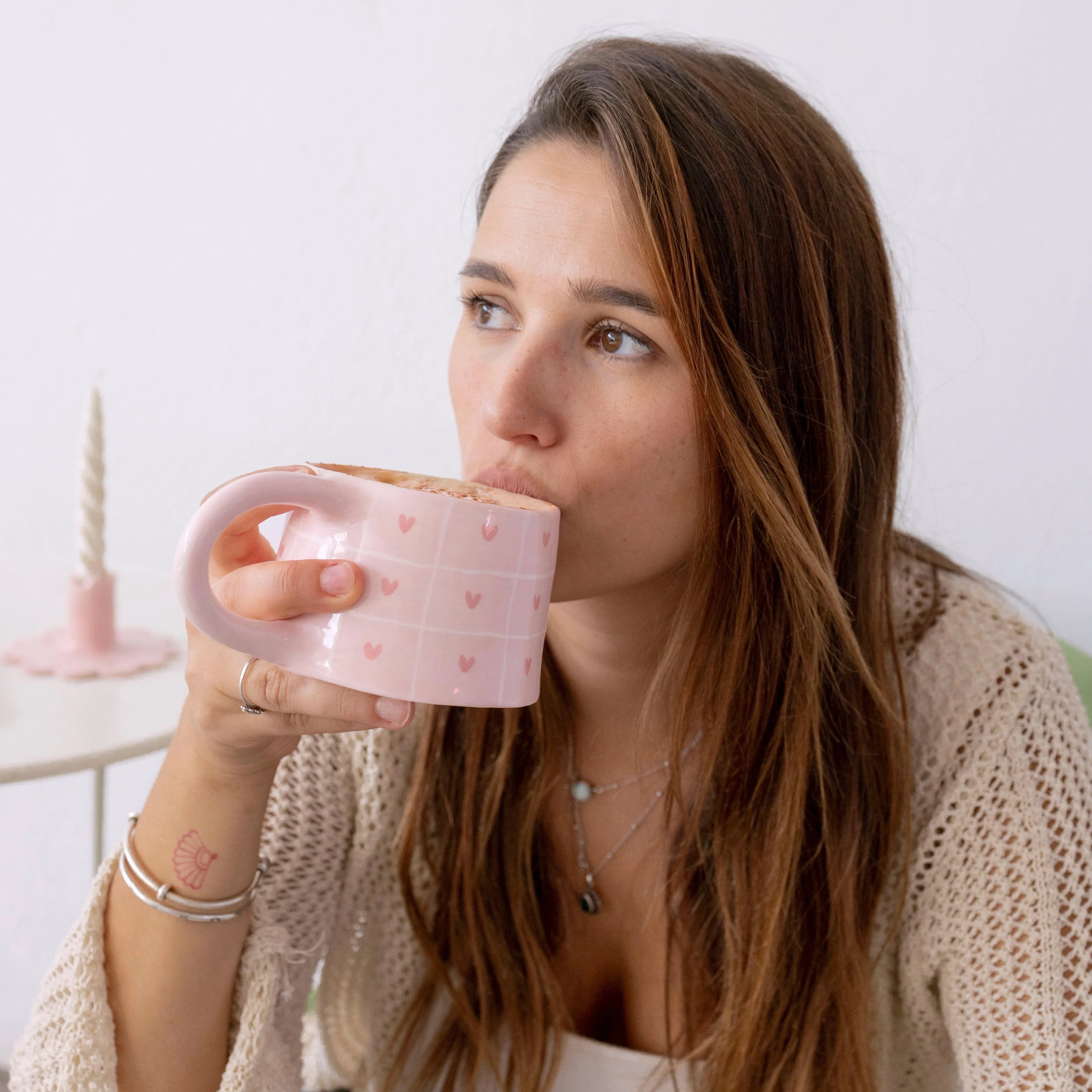 Taza de cerámica con rayas y corazones pintados a mano en color rosa pastel. Perfecta para cafés  y matcha latte