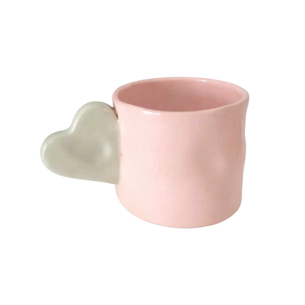 taza de cerámica  rosa pastel con asa de corazón en color verde