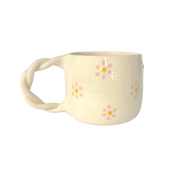 taza de cerámica con flores en relieve y asa trenzada 