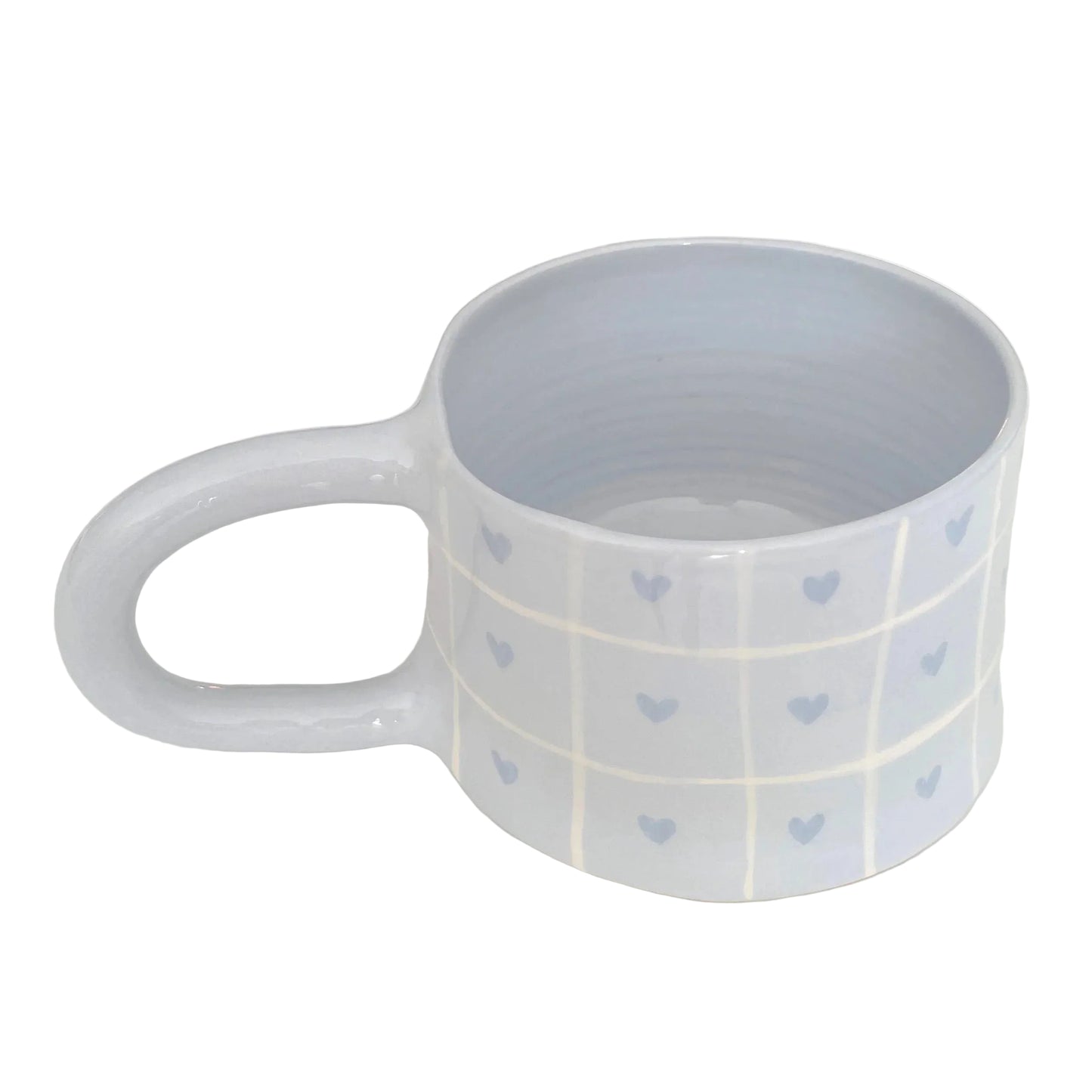 Taza de cerámica con rayas y corazones pintados a mano en color azul. Perfecta para cafés  y matcha latte