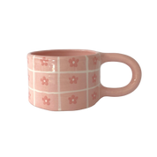 taza de cerámica con rayas y flores pintadas a mano en rosa pastel
