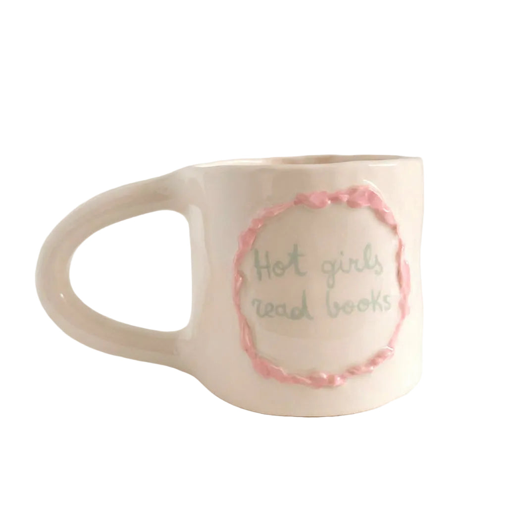 taza de cerámica hecha a mano con frase Hot girls read books de Pipa and Happy