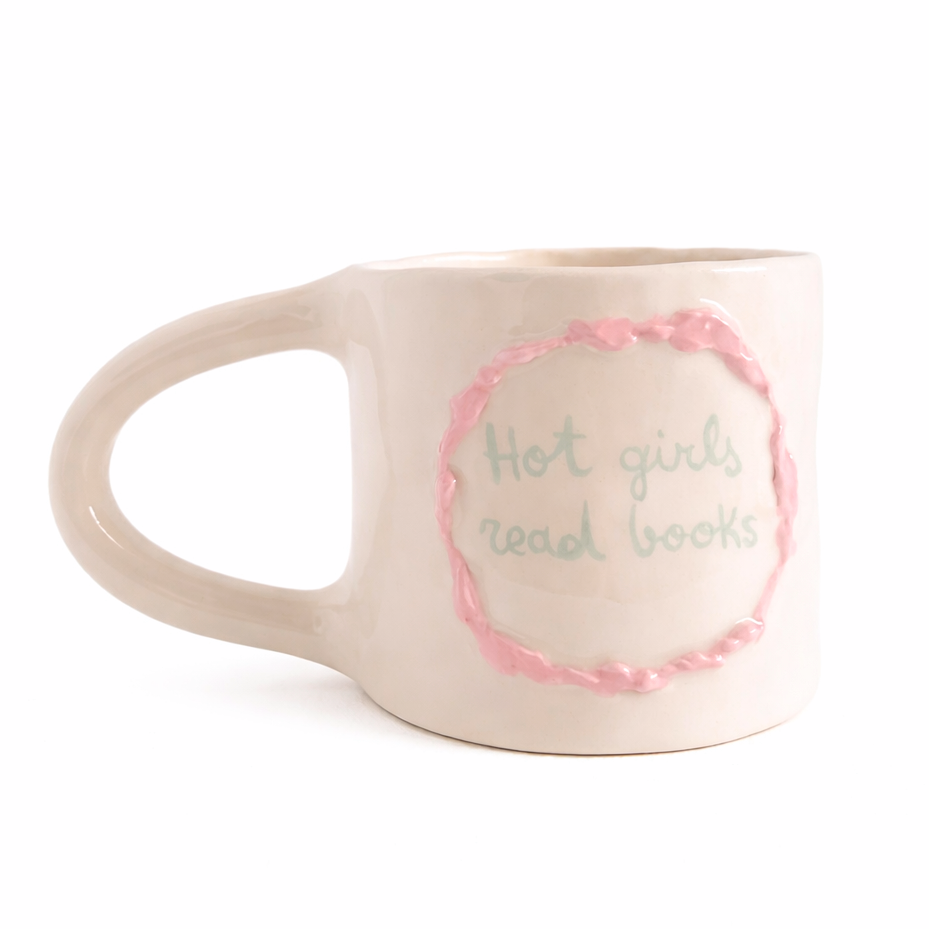 taza de cerámica hecha a mano con texto Hot girls read boos de Pipa and Happy