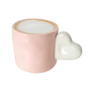 taza de ceramica color rosa pastel y asa de corazón