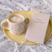 taza de cerámica hecha a mano con frase Hot girls read books de Pipa and Happy