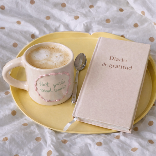 taza de cerámica hecha a mano con frase Hot girls read books de Pipa and Happy