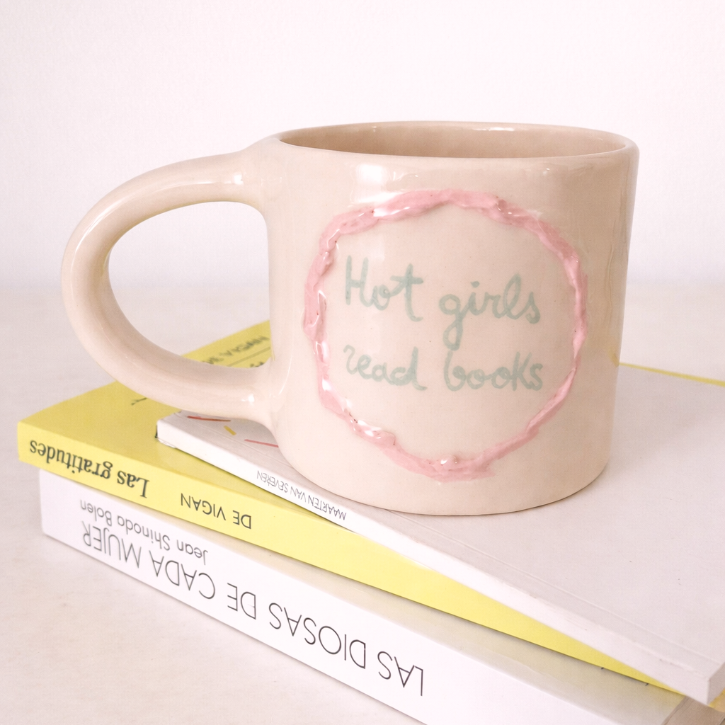taza de cerámica hecha a mano con  frase Hot girls read books y marco en rosa pastel de Pipa and Happy