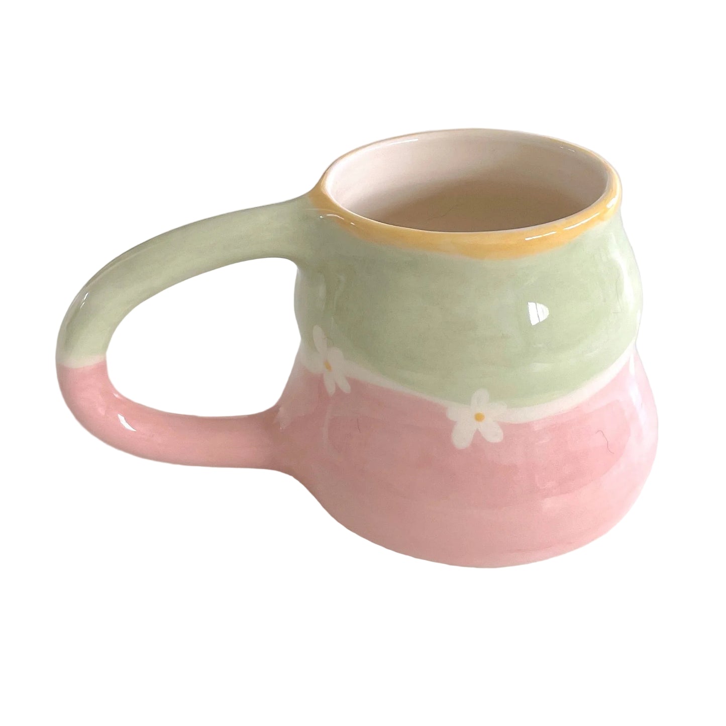 La taza Babi combina tonos verdes y rosas con pequeñas flores pintadas a mano. Su diseño suave la convierte en la pieza perfecta para tus momentos de matcha o cappuccino.