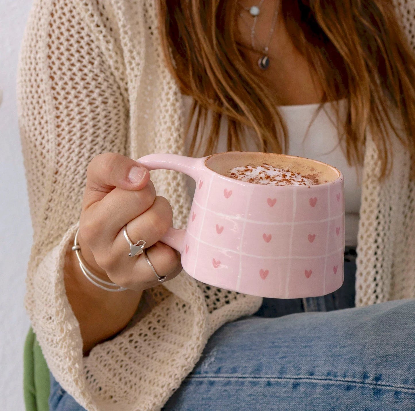 Taza con rayas y corazones pintados a mano en color rosa pastel.Perfecta para cafés y matcha latte