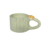 tazas espresso de cerámica con croissant en el asa