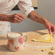 taza de cerámica hecha a mano con corazones rosas en relieve