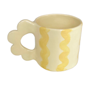 taza de ceramica con asa de flor en color amarillo pastel con rayas amarillas
