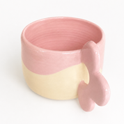 taza de cerámica con asa de flor en color rosa y amarillo pastel  