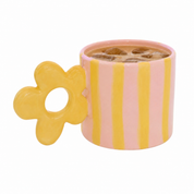 taza con asa de flor y rayas amarillas y rosas hecha a mano por pipa and happy