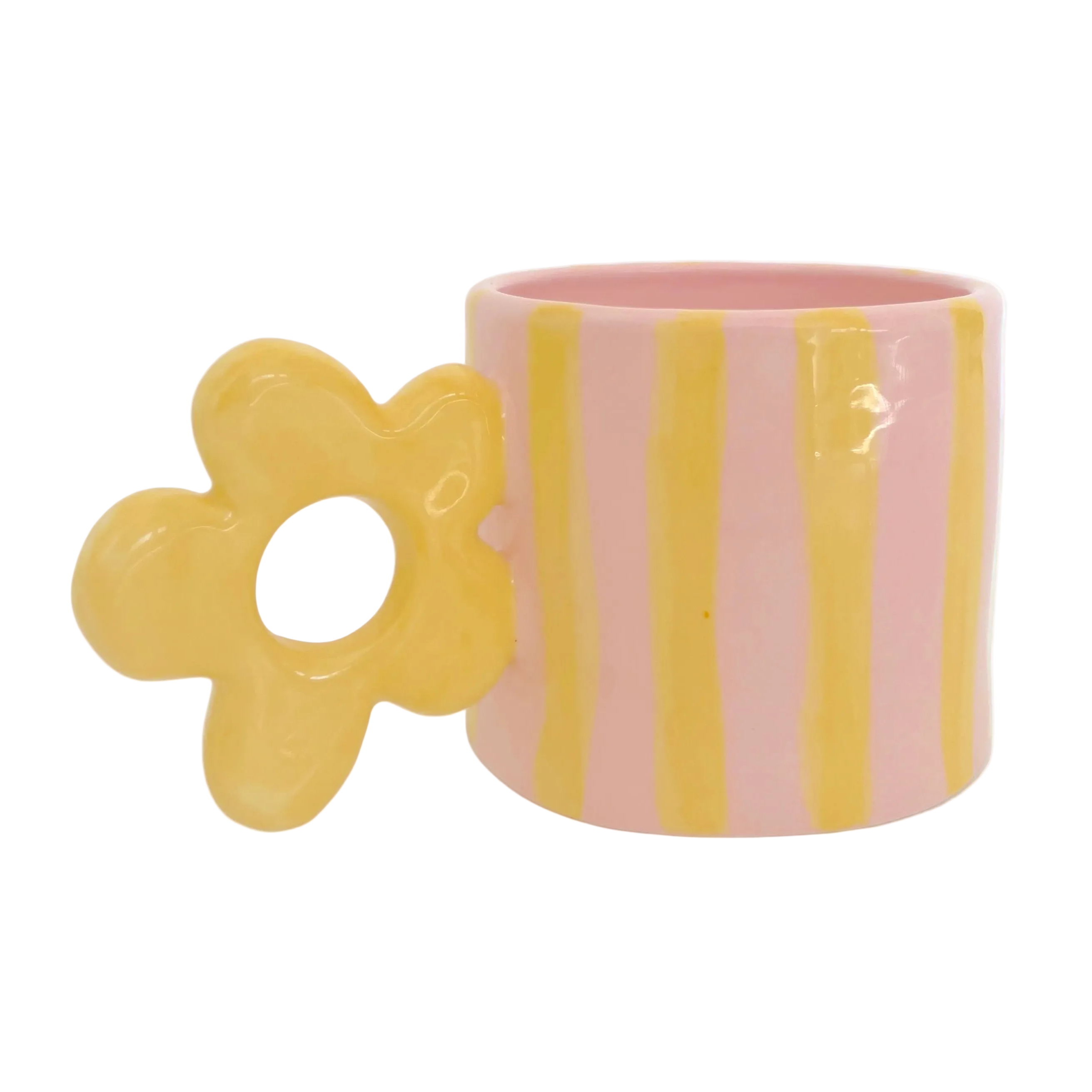 taza con asa de flor en amarillo rayas y fondo color rosa pastel 