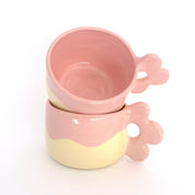 taza de cerámica con asa de flor en color rosa y amarillo pastel  