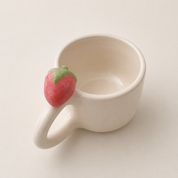 taza espresso con fresa en el asa de ceramica hecha a mano por pipa and happy