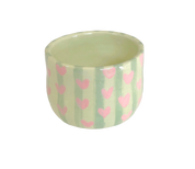 tazas de espressso con rayas verdes y corazones rosa pastel 