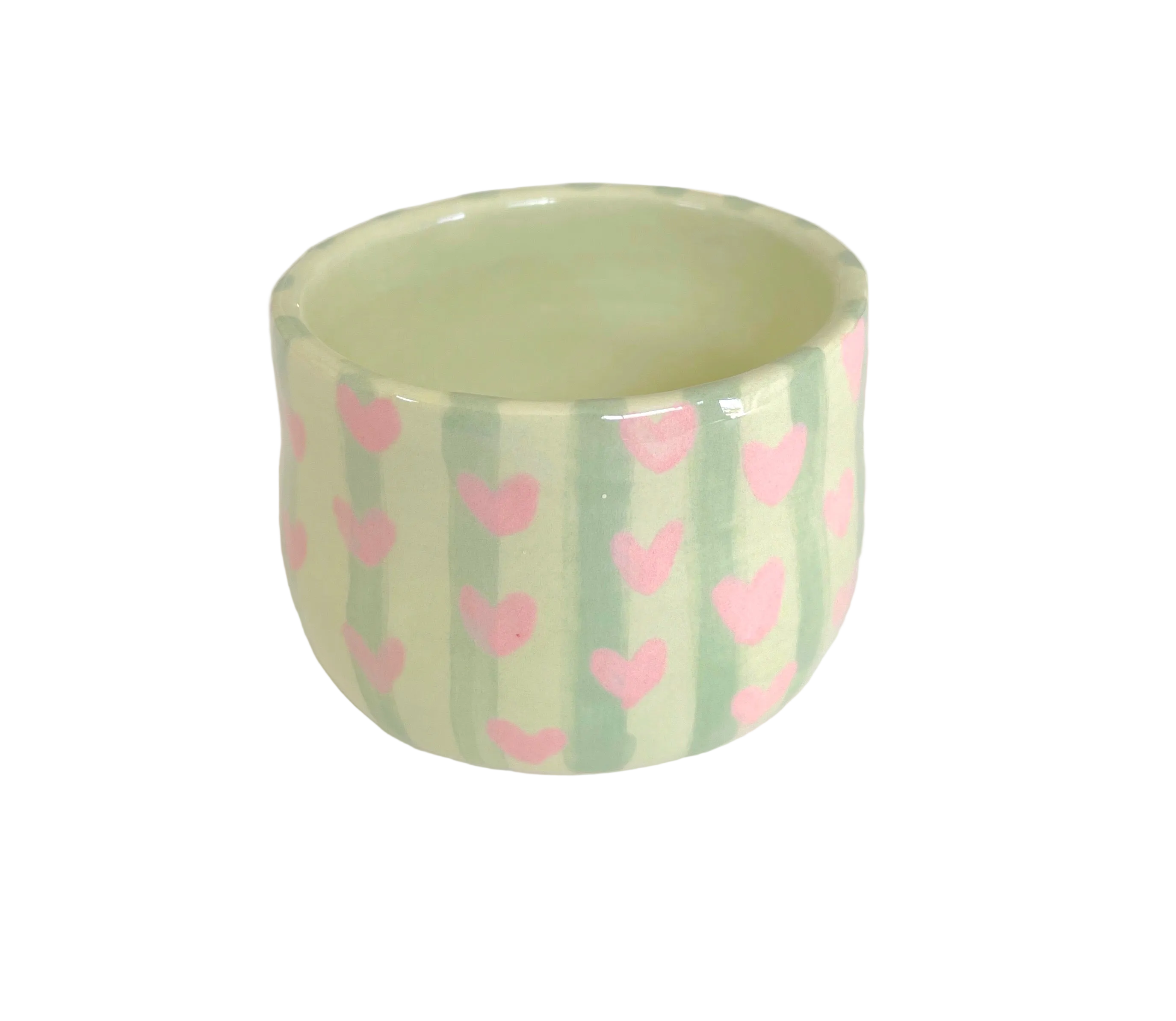 tazas de espressso con rayas verdes y corazones rosa pastel 