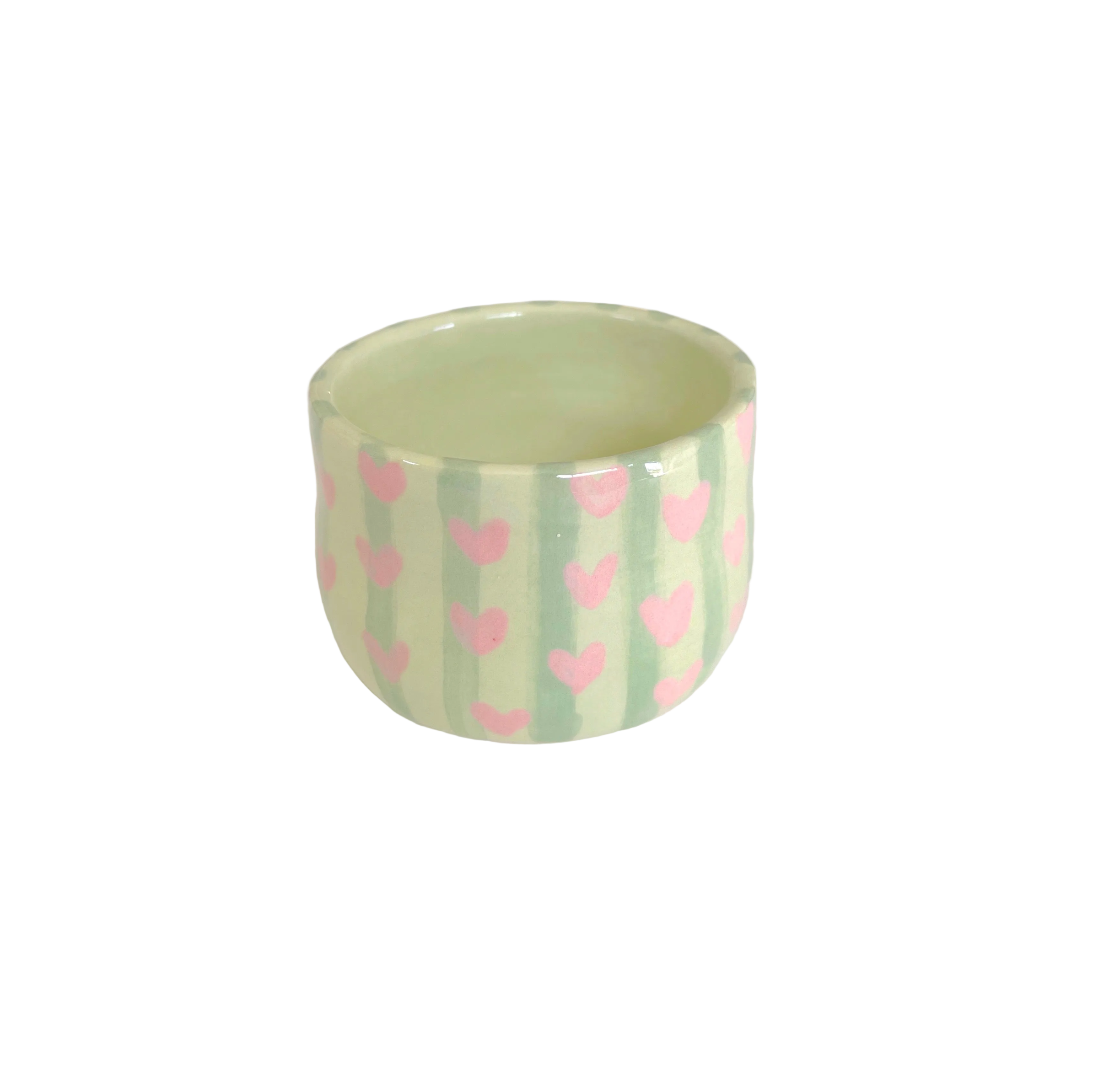 tazas de espressso con rayas verdes y corazones rosa pastel 