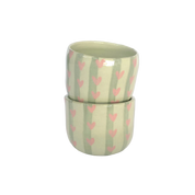 tazas de espresso con rayas verdes y corazones rosa pastel pintados a mano