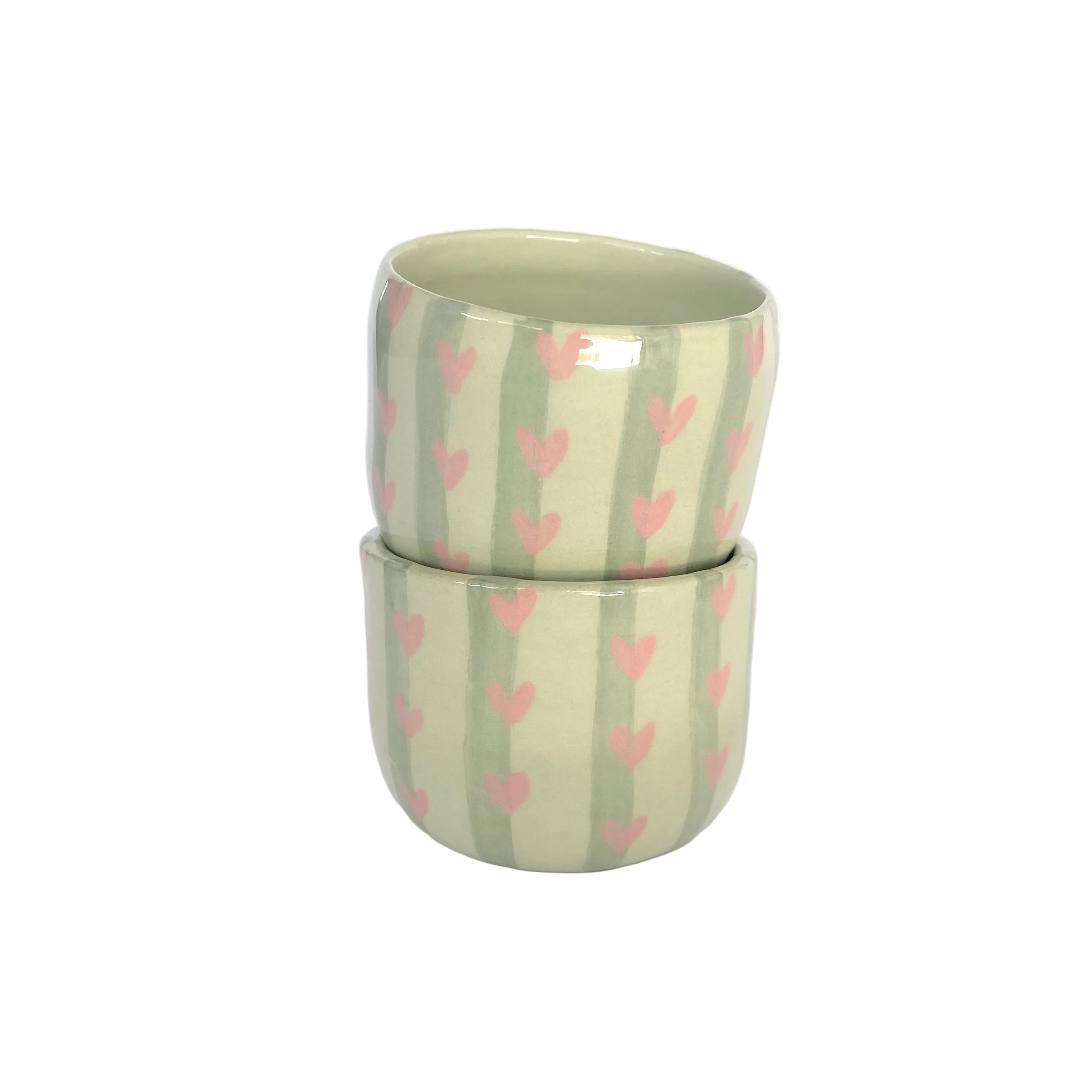 tazas de espresso con rayas verdes y corazones rosa pastel pintados a mano