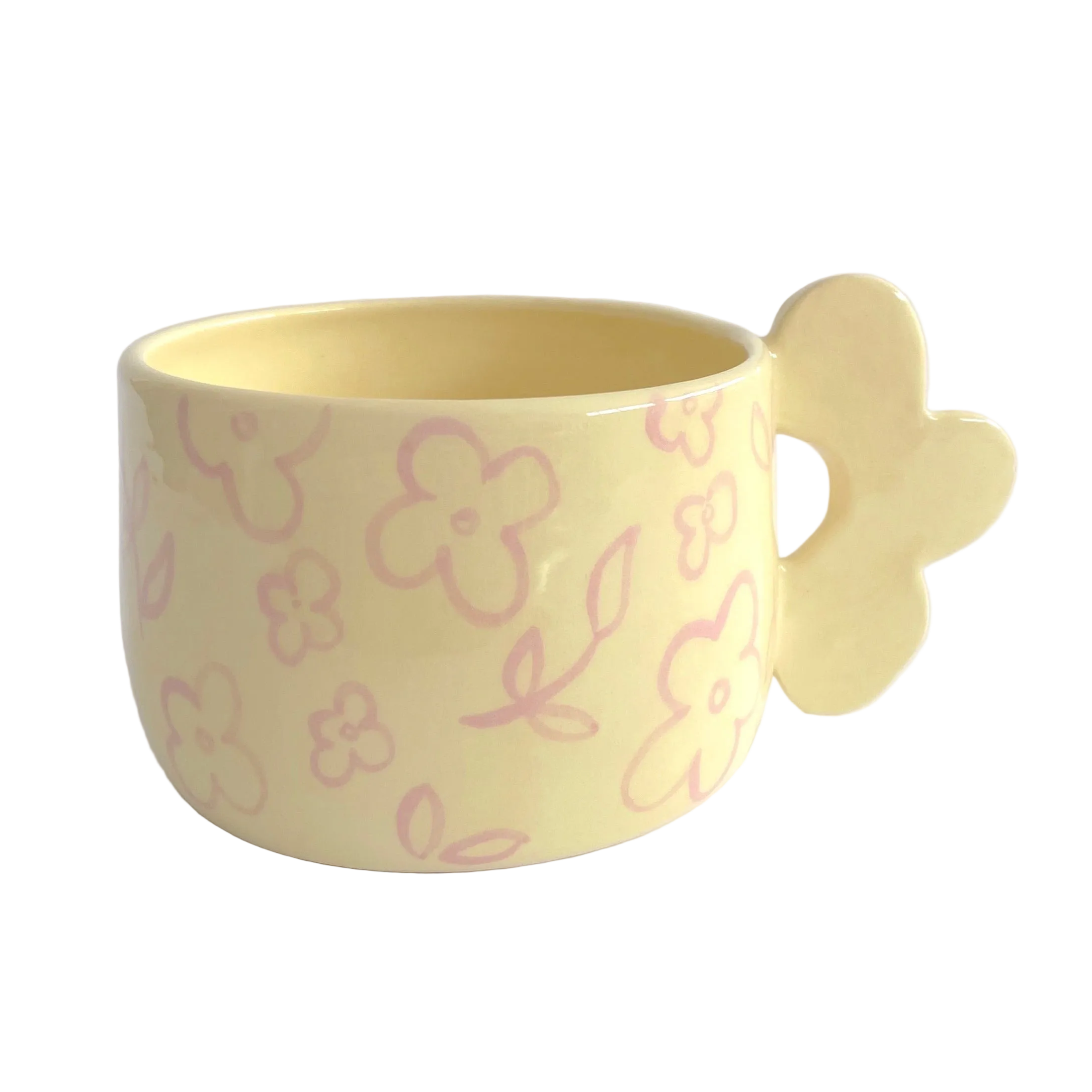 taza de ceramica de color amarillo pastel con flores pintadas y asa de flor de pipa and happy