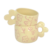taza con asa de flor en color amarillo pastel y flores rosas pintadas