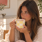 taza con cuadros amarillos y flores rosas