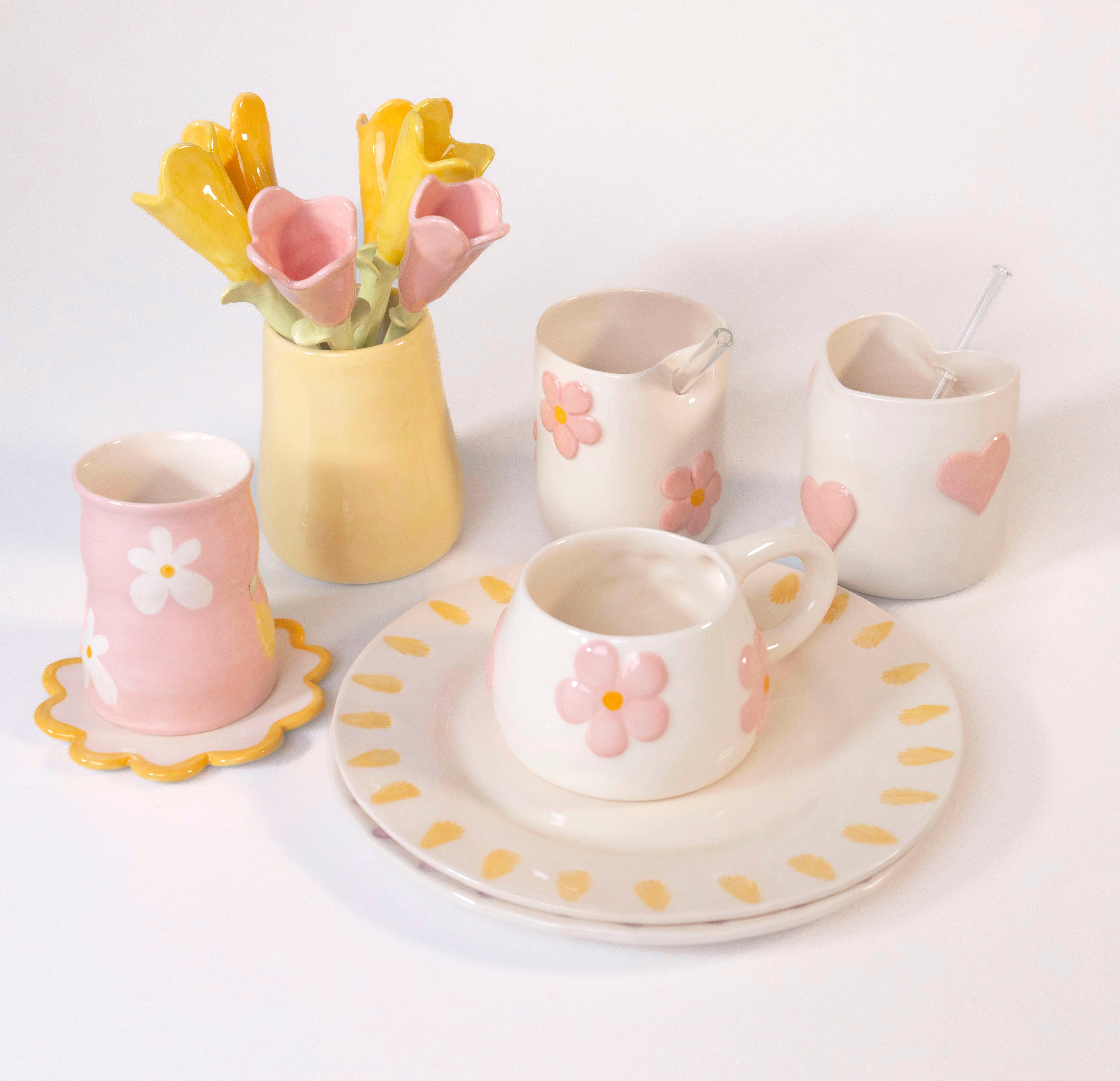 tazas_con_flores_y_tulipanes.jpg