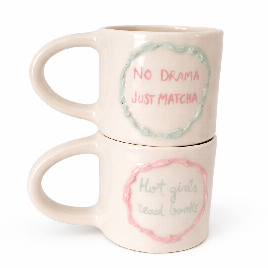 taza de cerámica hecha a mano con frase Hot girls read books y No drama just matcha de Pipa and Happy