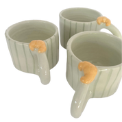 tazas espresso de cerámica con croissant en el asa