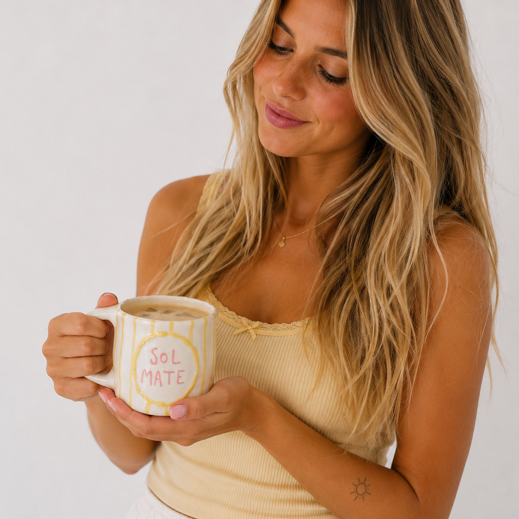 taza con rayas amarillas y frase sol mate, taza hecha a mano por pipa and happy 