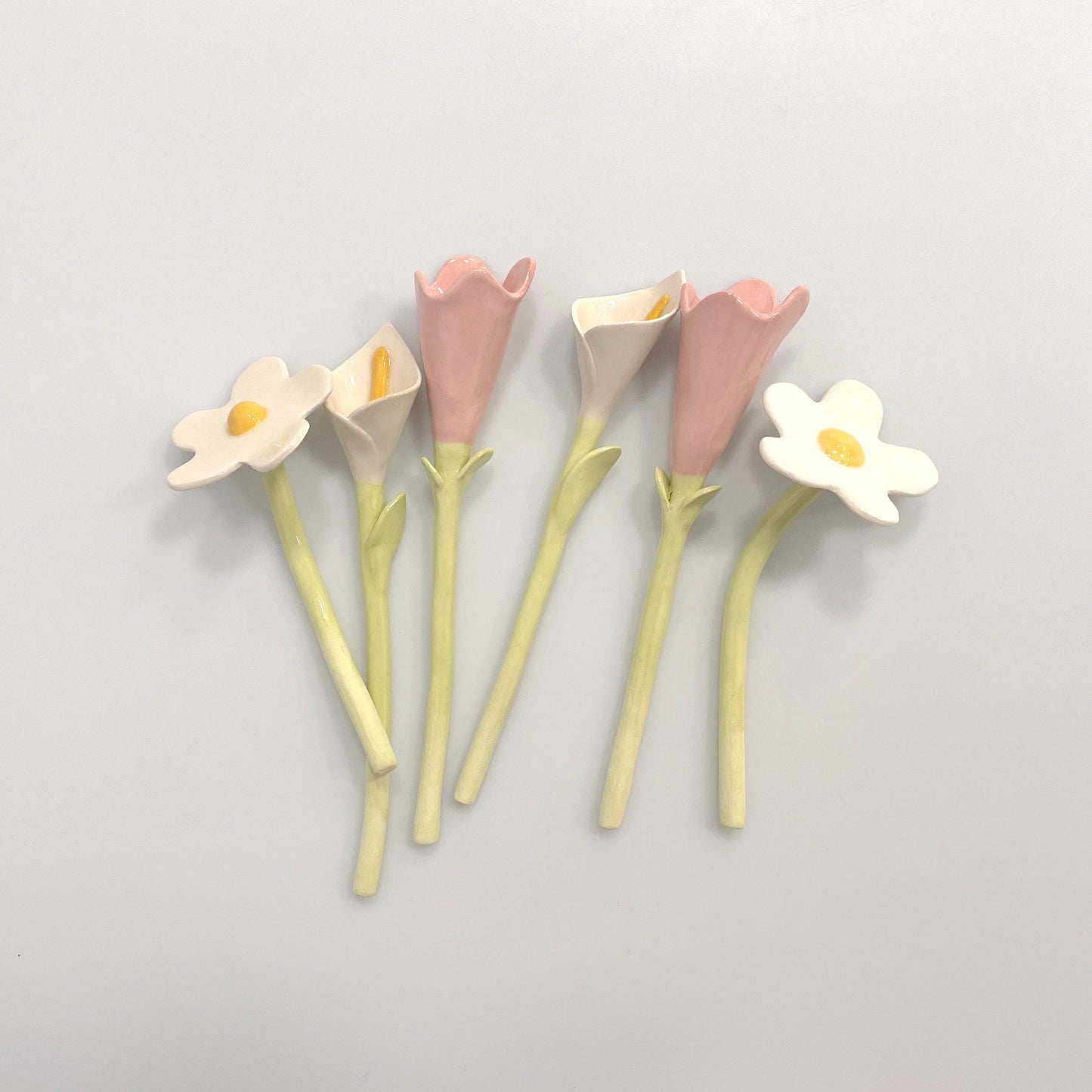 ramo de flores de cerámica hechas a mano con tulipanes rosas lirios y margaritas blancas