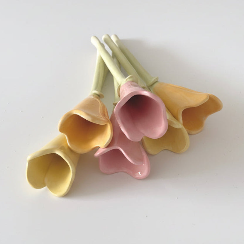 ramo de tulipanes rosas, amarillo y naranjas, flores de cerámica como regalo original y duradero