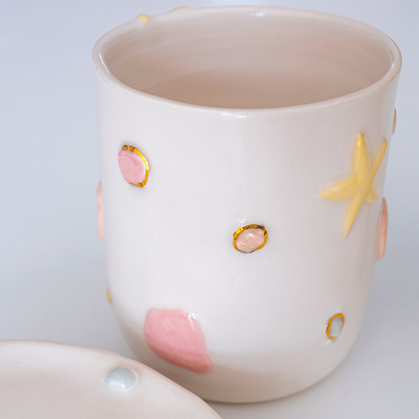 vaso cala con relieve de conchas, estrellas, caracolas y corales 