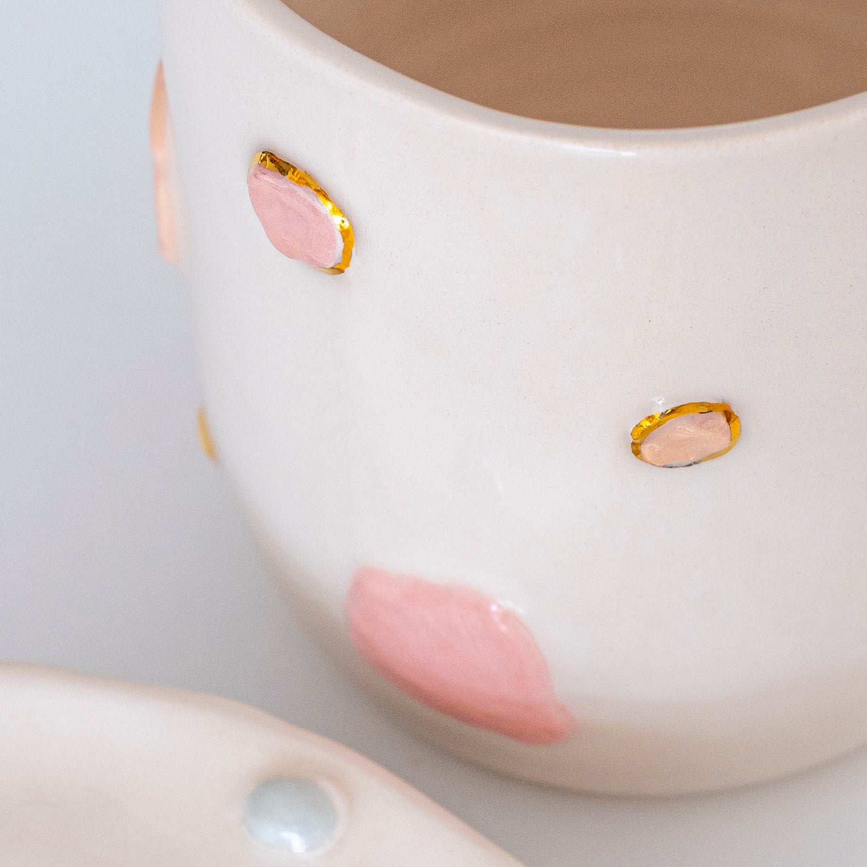 vaso cala con relieve de conchas, caracolas y corales 