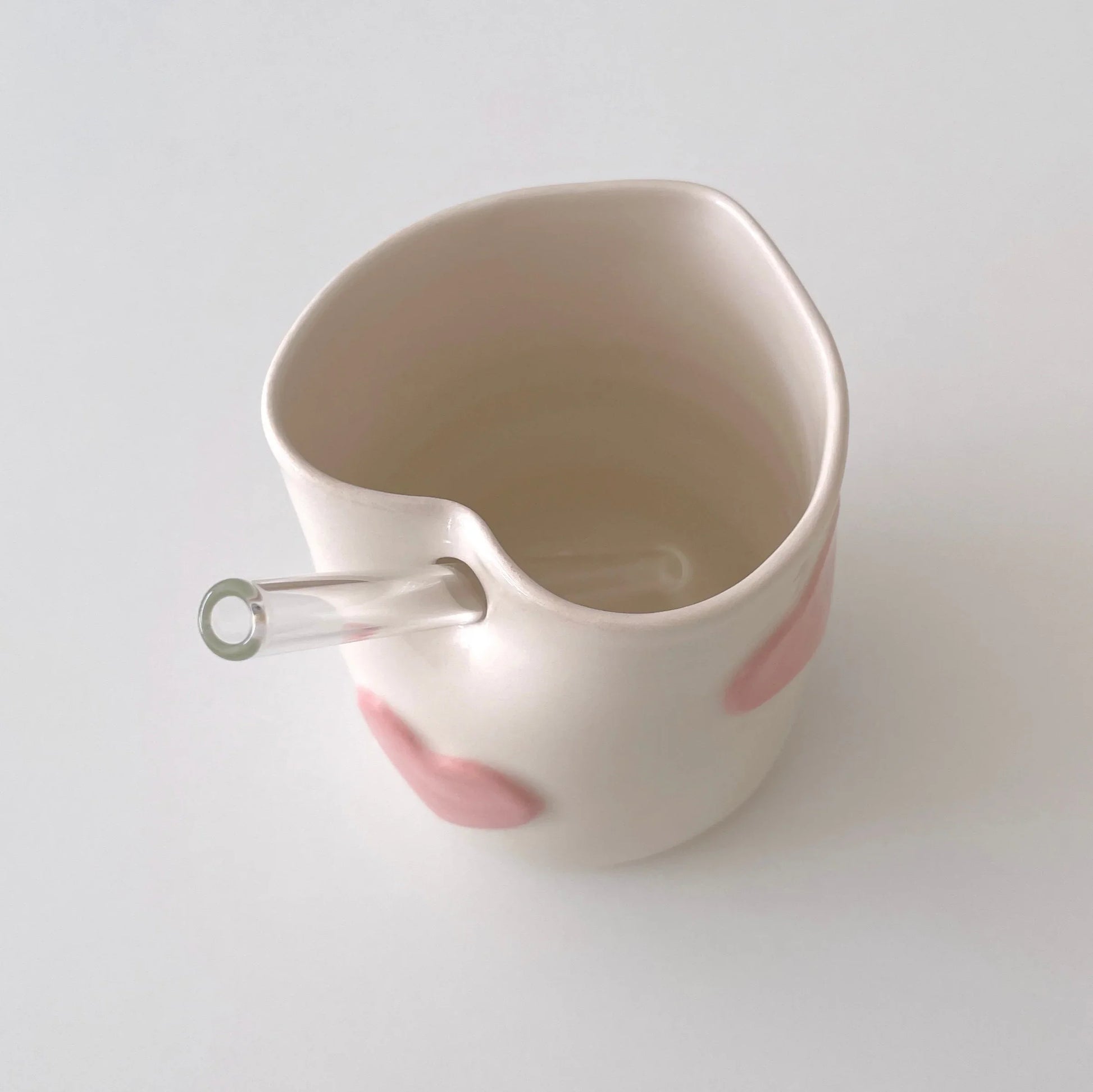 El vaso Heart, con forma de corazón y corazones rosa pastel en relieve