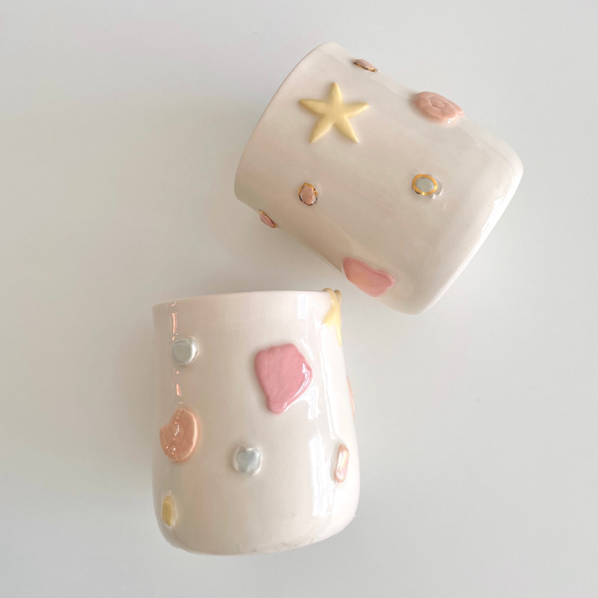 vaso cala con relieve de conchas, estrellas, caracolas y corales