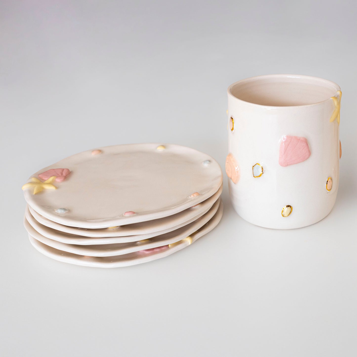 vaso cala con relieve de conchas, caracolas y corales 